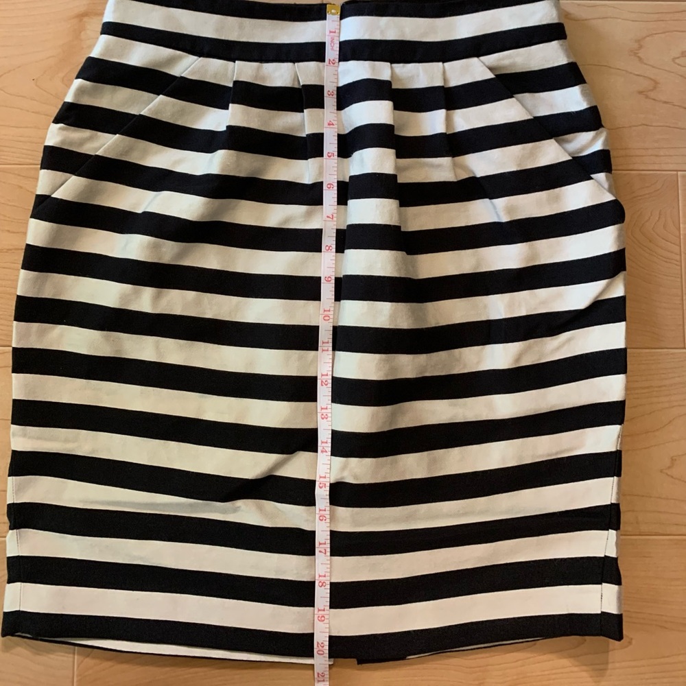 ❌SOLD❌ 🌻 2/$10 Banana Republic black & white striped pencil skirt size 4 pockets - Picture 3 of 7